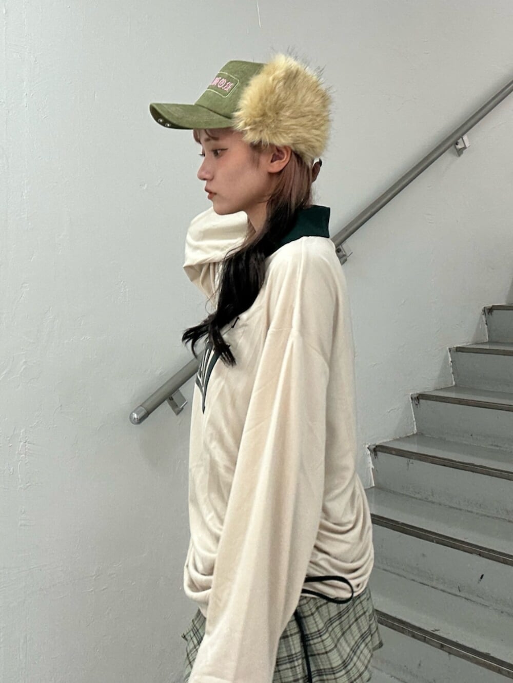 ホワイト系のTシャツ/カットソー、グリーン系のスカート、シルバー系のネックレスを着用したレディースの秋コーディネートの5枚目の写真