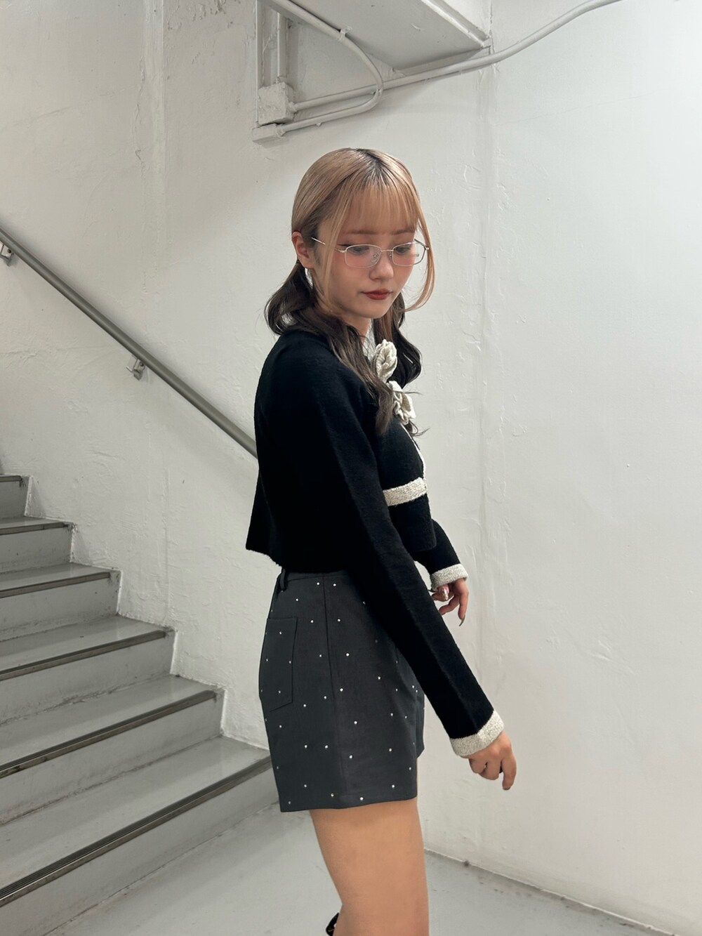 ブラック系のカーディガン/ボレロ、グレー系のその他パンツ、シルバー系のメガネを着用したレディースの秋コーディネートの6枚目の写真