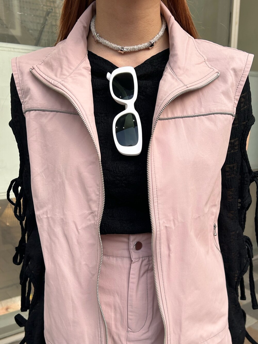 ブラック系のTシャツ/カットソー、ピンク系のベスト、ピンク系のスカートを着用したレディースの春コーディネートの7枚目の写真