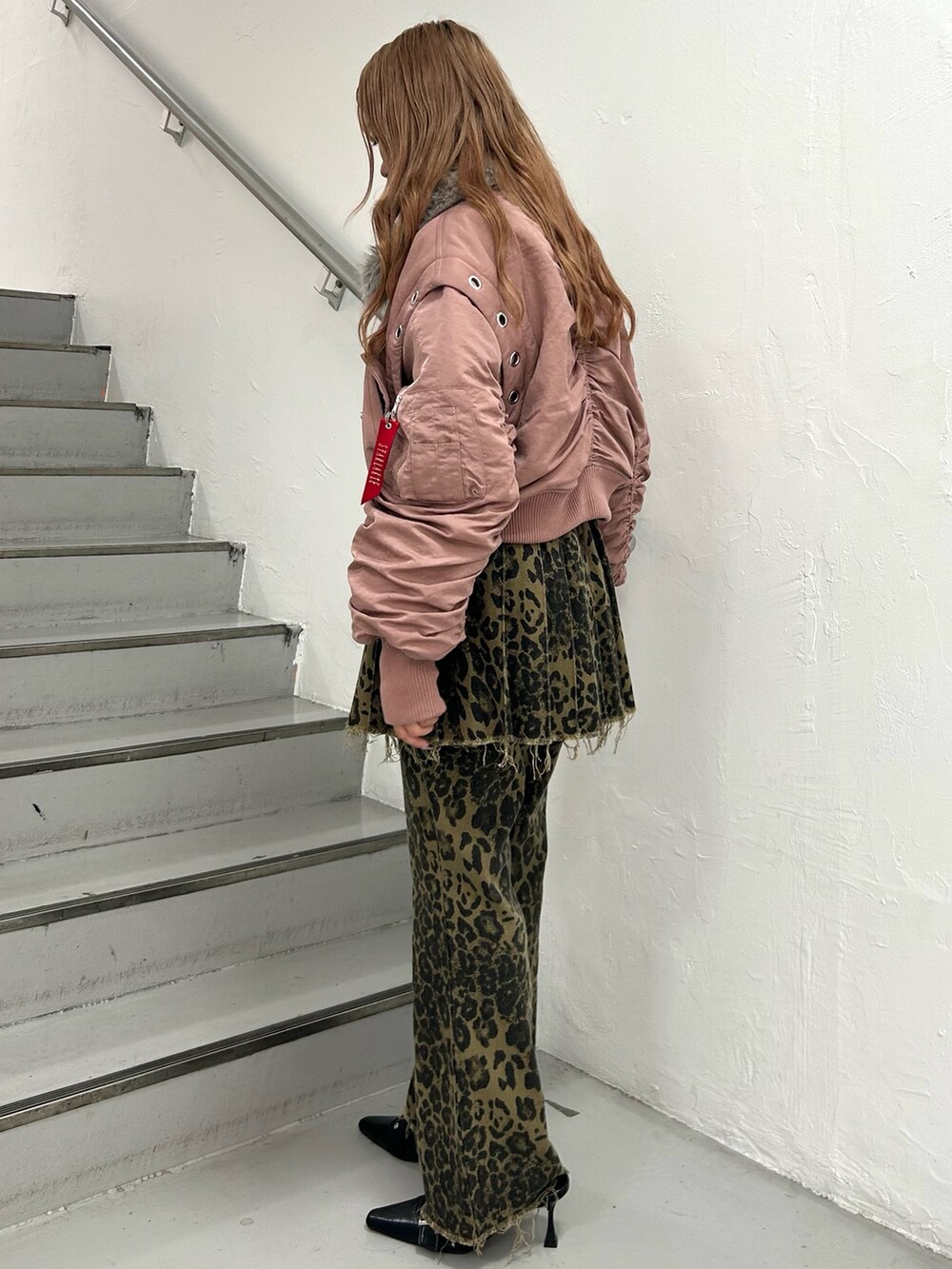 ピンク系のMA-1、ブラウン系のその他パンツ、ホワイト系のTシャツ/カットソーを着用したレディースの秋コーディネートの2枚目の写真