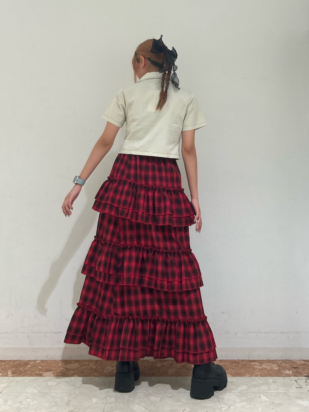 ホワイト系のシャツ/ブラウス、レッド系のスカート、ゴールド系のネックレスを着用したレディースの春コーディネートの3枚目の写真