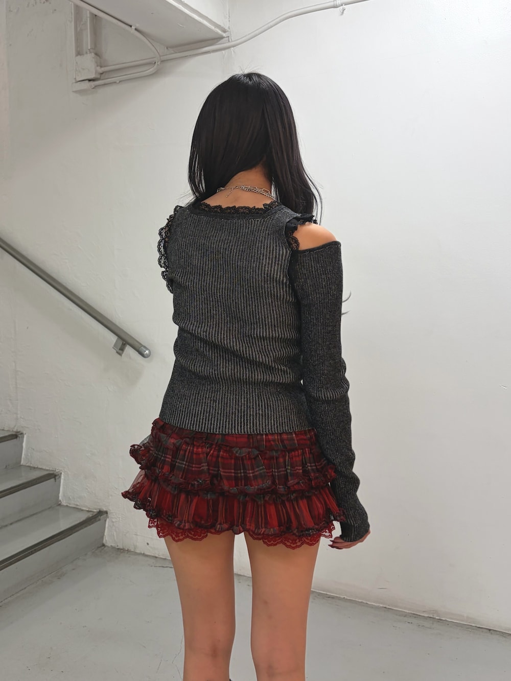 ブラック系のニット/セーター、レッド系のその他パンツ、シルバー系のネックレスを着用したレディースの秋コーディネートの6枚目の写真