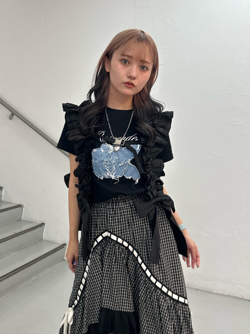 ブラック系のTシャツ/カットソー、ブラック系のスカート、シルバー系のネックレスを着用したレディースの夏コーディネートの4枚目の写真