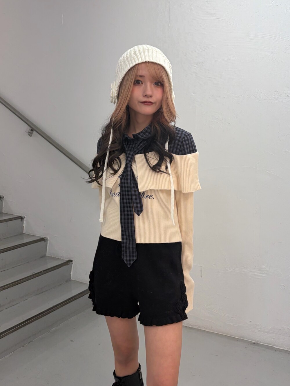 ホワイト系のニット/セーター、ブラック系のその他パンツ、ホワイト系のニットキャップ/ビーニーを着用したレディースの秋コーディネートの4枚目の写真