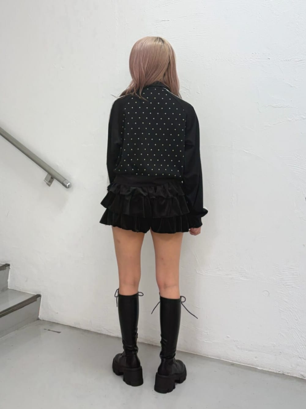 ブラック系のスカート、ブラック系のTシャツ/カットソー、ブラック系のブーツを着用したレディースの夏コーディネートの3枚目の写真