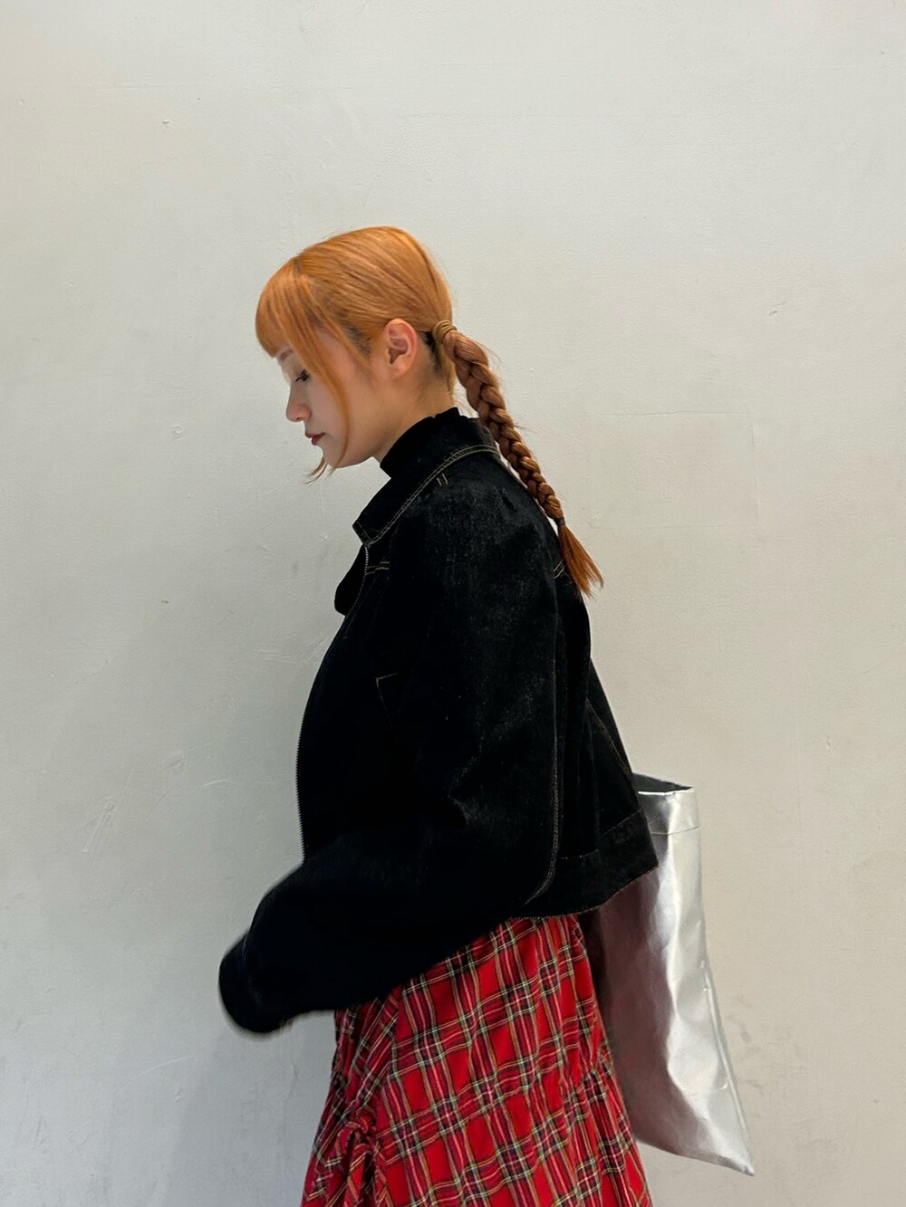 ブラック系のニット/セーター、ブラック系のワンピース、レッド系のスカートを着用したレディースの春コーディネートの5枚目の写真