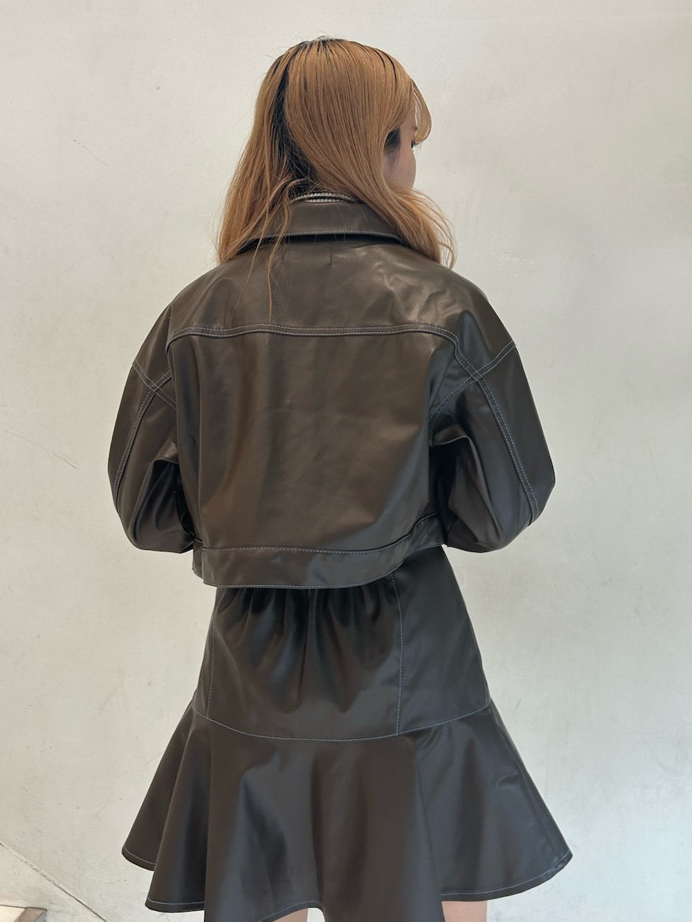 ブラウン系のセットアップ、その他のニット/セーター、ホワイト系のネックレスを着用したレディースの秋コーディネートの6枚目の写真