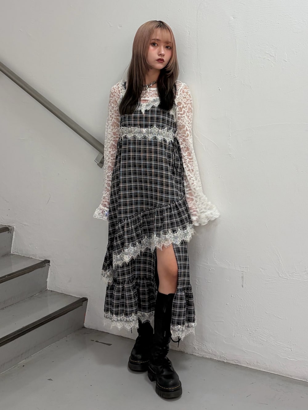 グレー系のワンピース、ホワイト系のTシャツ/カットソーを着用したレディースの春コーディネートの5枚目の写真