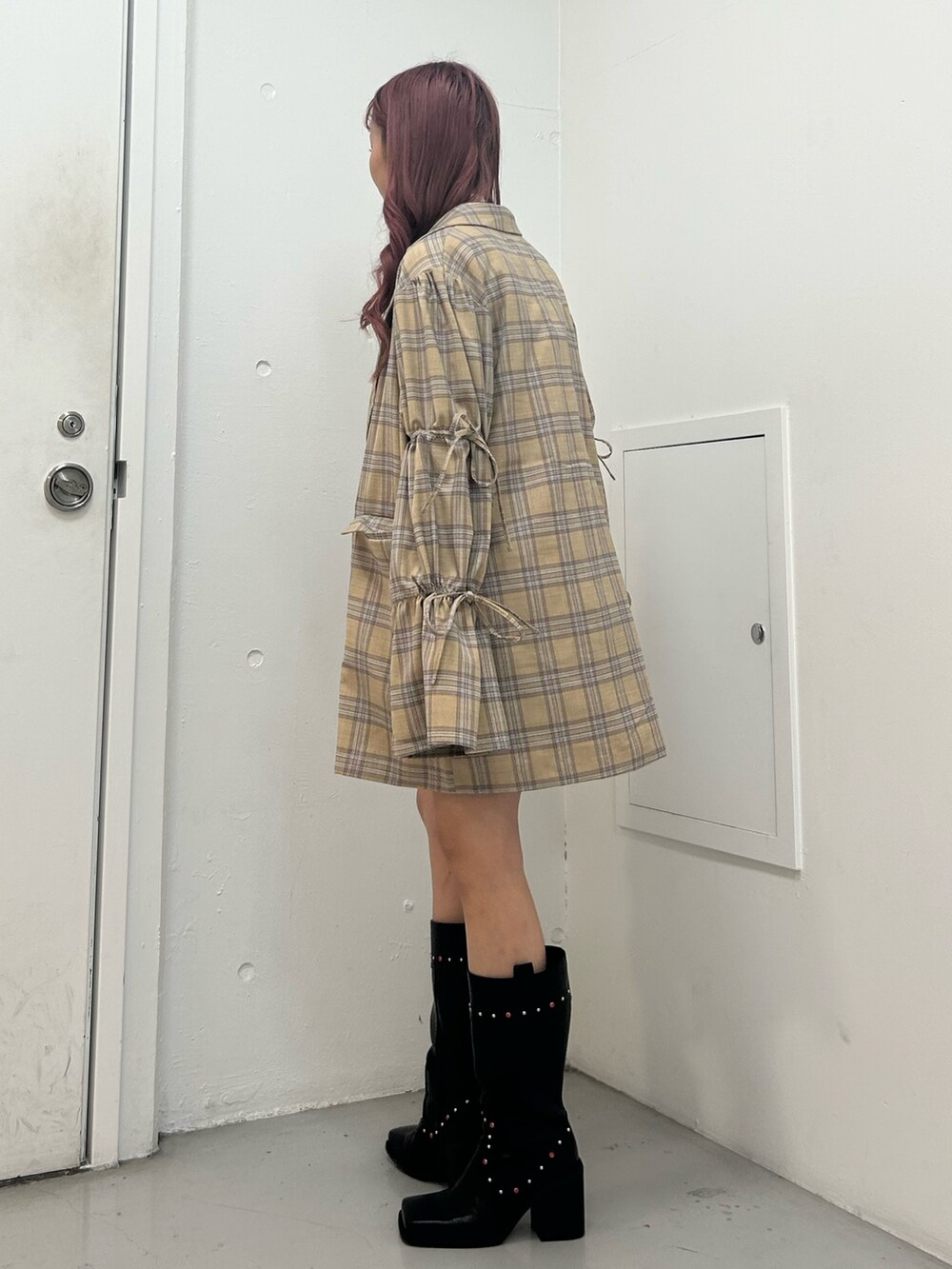 ベージュ系のテーラードジャケット、ベージュ系のスカート、ホワイト系のTシャツ/カットソーを着用したレディースの春コーディネートの2枚目の写真