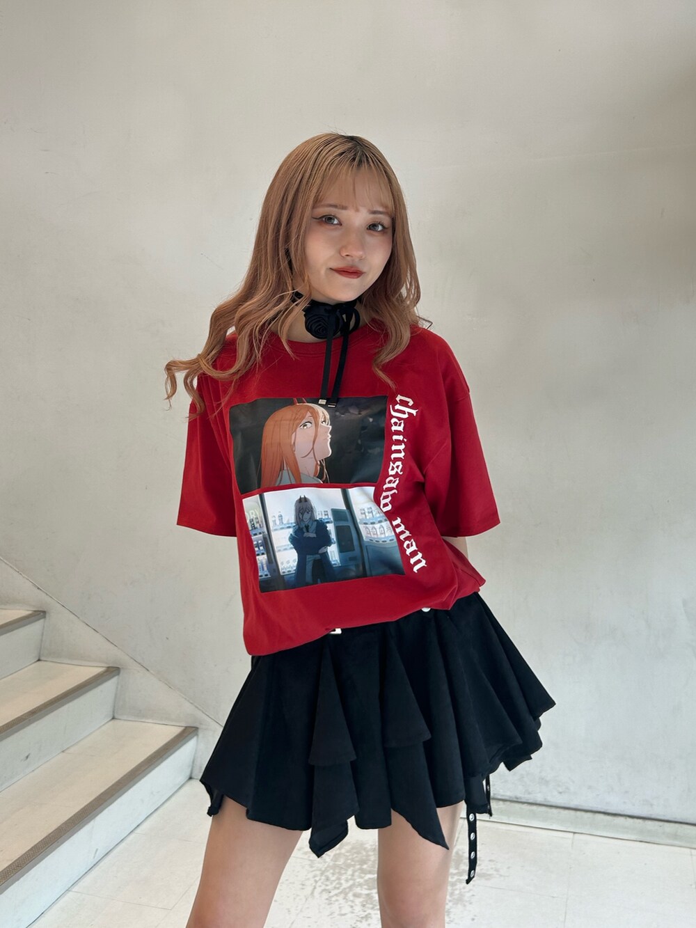 レッド系のTシャツ/カットソー、ブラック系のスカート、ブラック系のチョーカーを着用したレディースの春コーディネートの4枚目の写真