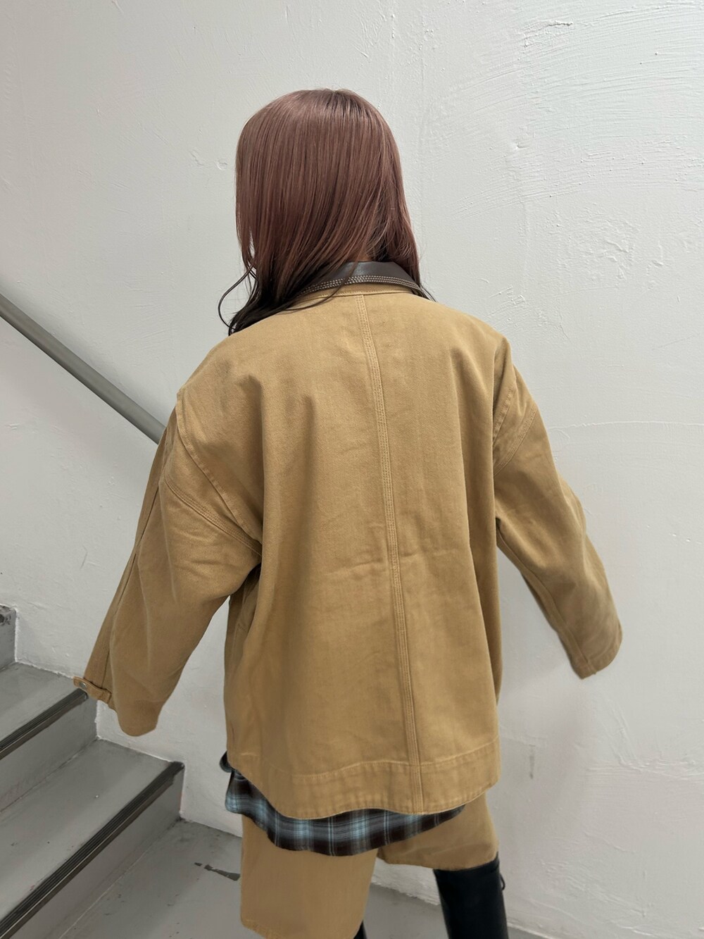 ベージュ系のデニムジャケット、ベージュ系のデニムパンツ、ブラウン系のシャツ/ブラウスを着用したレディースの夏コーディネートの5枚目の写真