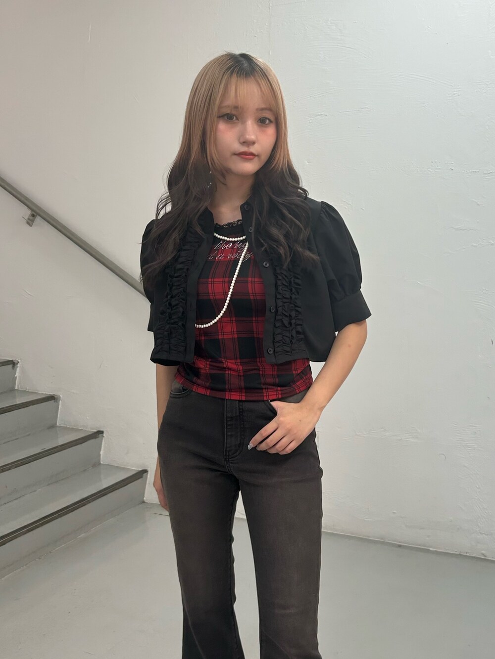 ブラック系のシャツ/ブラウス、ブラック系のデニムパンツ、レッド系のタンクトップを着用したレディースの夏コーディネートの4枚目の写真