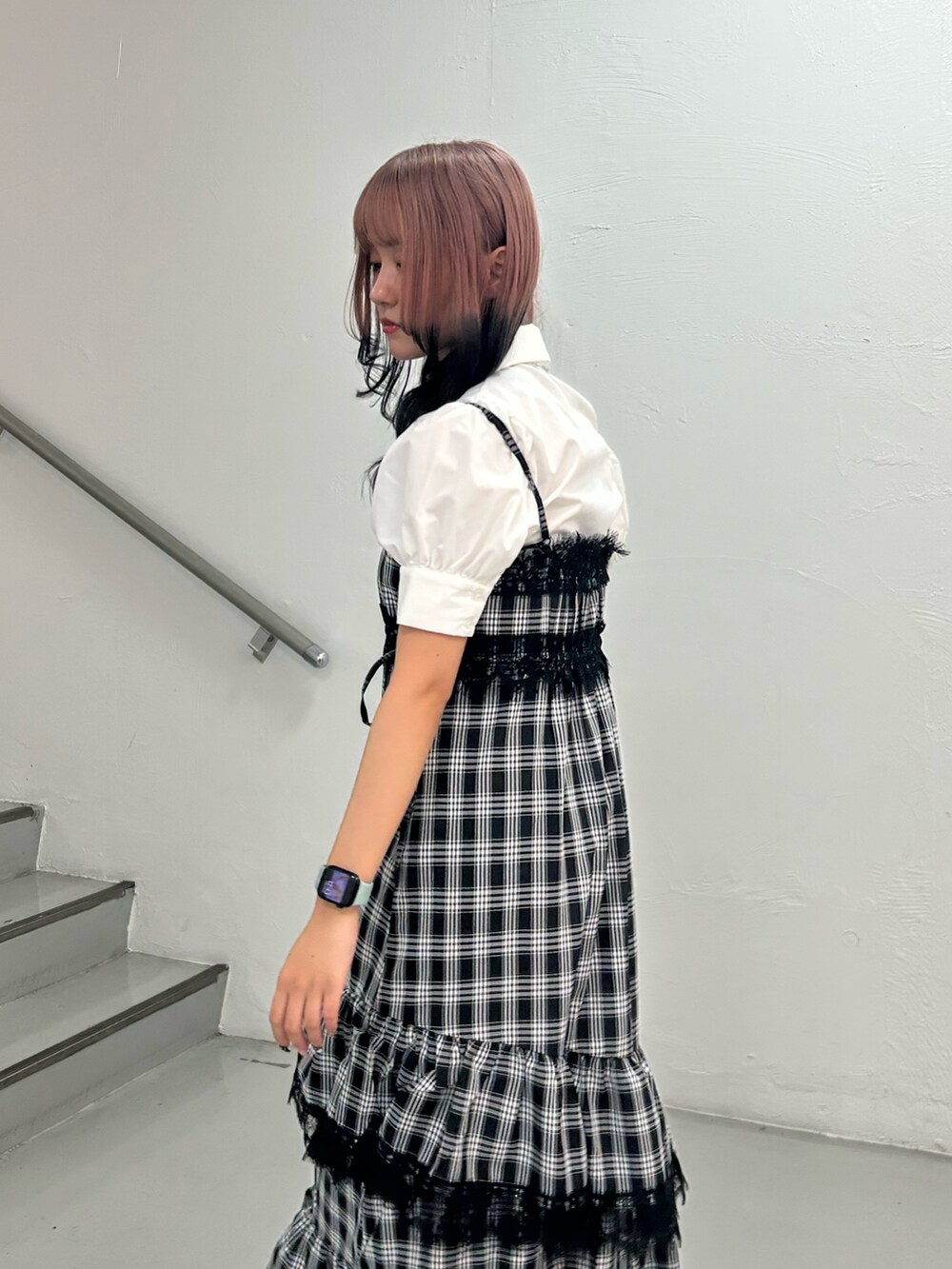 ホワイト系のシャツ/ブラウス、ブラック系のワンピース、シルバー系のネックレスを着用したレディースの夏コーディネートの5枚目の写真