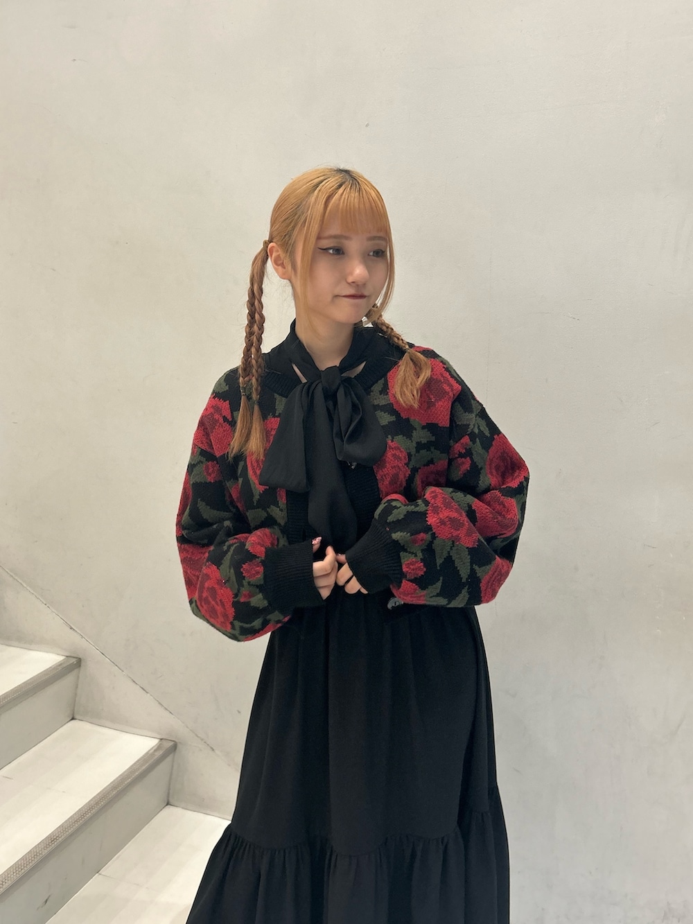 ブラック系のカーディガン/ボレロ、ブラック系のワンピースを着用したレディースの春コーディネートの4枚目の写真