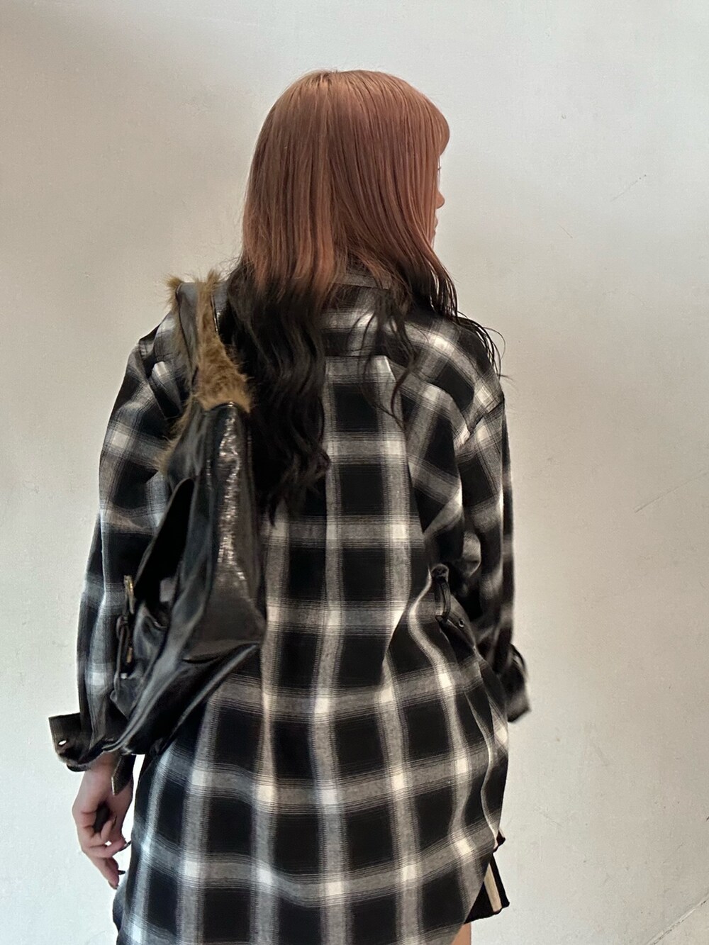 ブラック系のシャツ/ブラウス、ブラック系のスカート、ブラック系のハンドバッグを着用したレディースの秋コーディネートの7枚目の写真