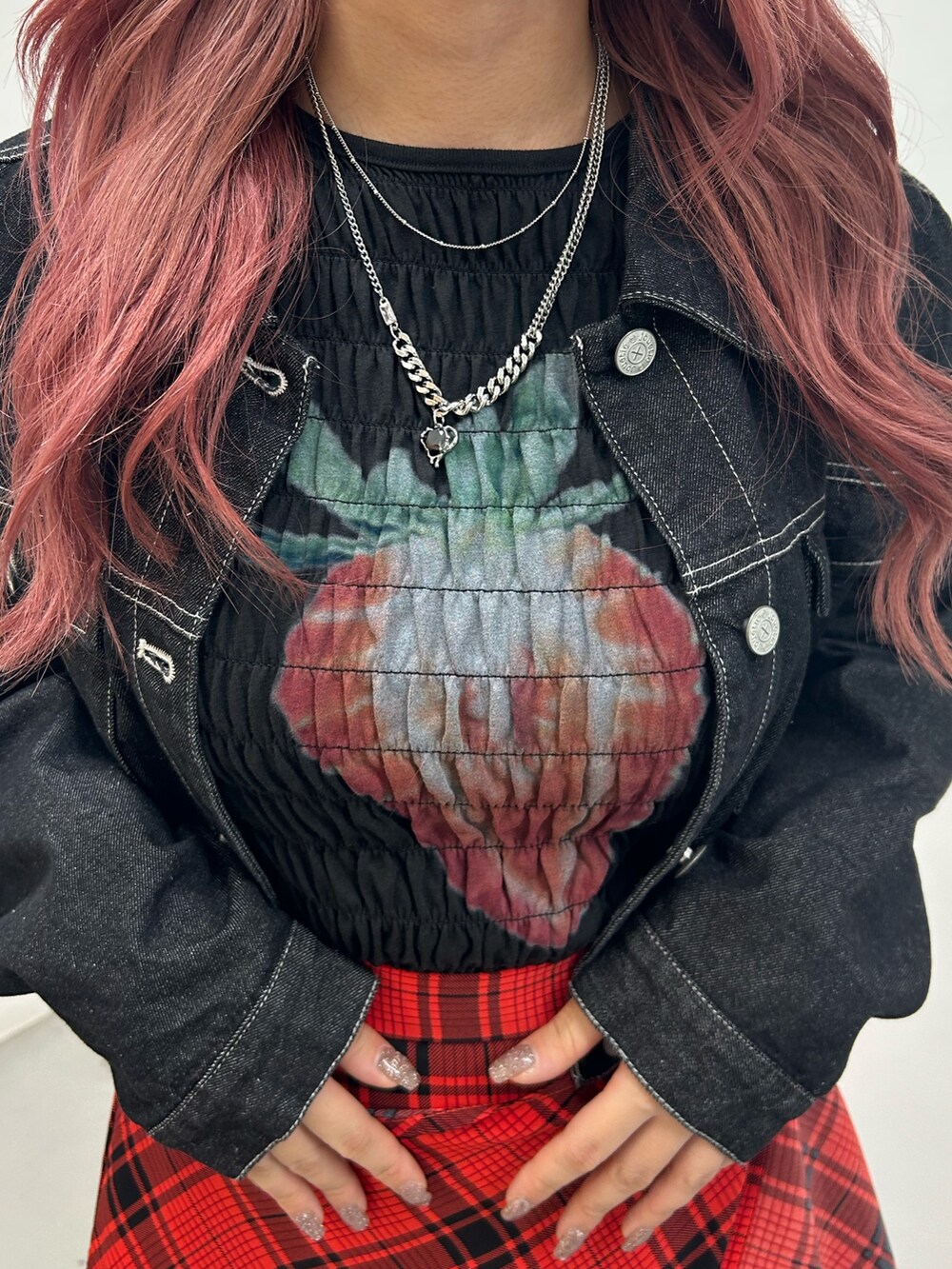 ブラック系のワンピース、レッド系のスカート、ブラック系のTシャツ/カットソーを着用したレディースの春コーディネートの8枚目の写真