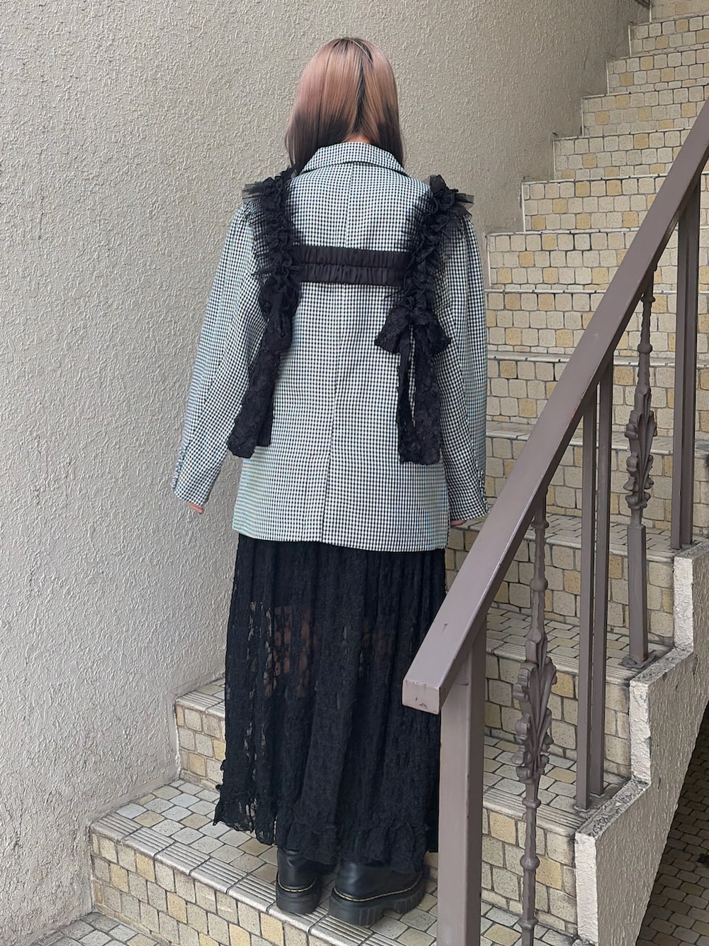 その他のテーラードジャケット、ブラック系のワンピース、ブラック系のベルトを着用したレディースの冬コーディネートの4枚目の写真