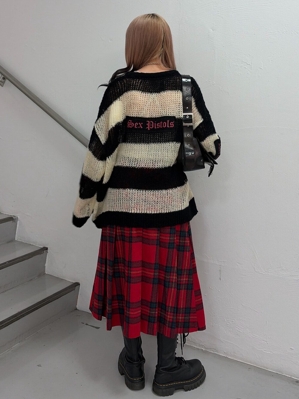 その他のニット/セーター、レッド系のスカート、ブラック系のショルダーバッグを着用したレディースの秋コーディネートの3枚目の写真