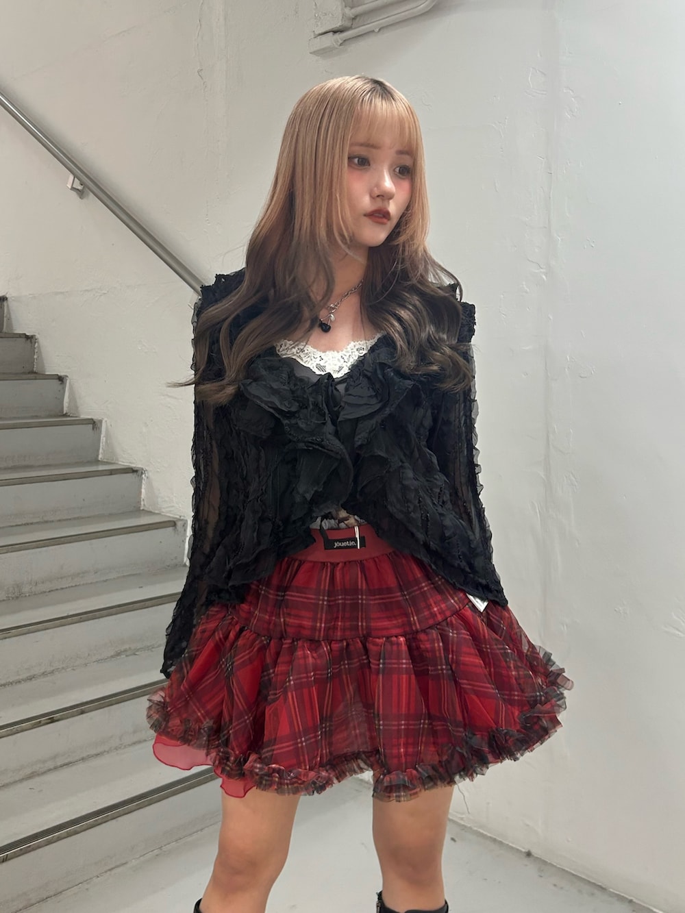 レッド系のスカート、ブラック系のシャツ/ブラウス、ブラック系のワンピースを着用したレディースの秋コーディネートの4枚目の写真