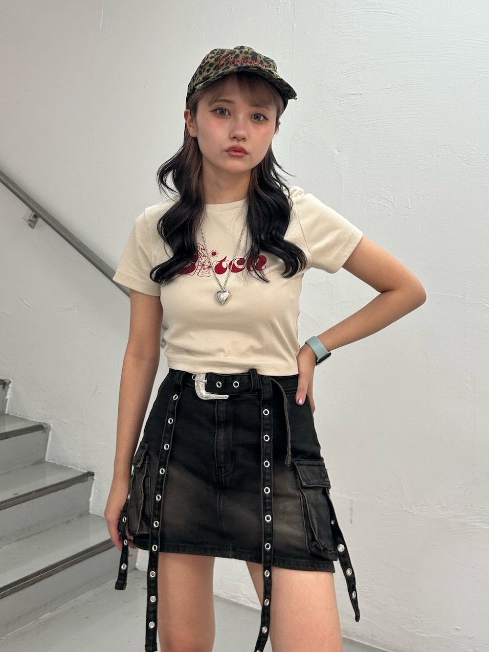 ホワイト系のTシャツ/カットソー、ブラック系のスカート、ブラック系のブーツを着用したレディースの夏コーディネートの4枚目の写真