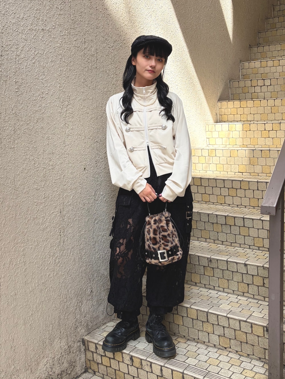 ホワイト系のTシャツ/カットソー、ブラック系のその他パンツ、ブラウン系のハンドバッグを着用したレディースの夏コーディネートの4枚目の写真