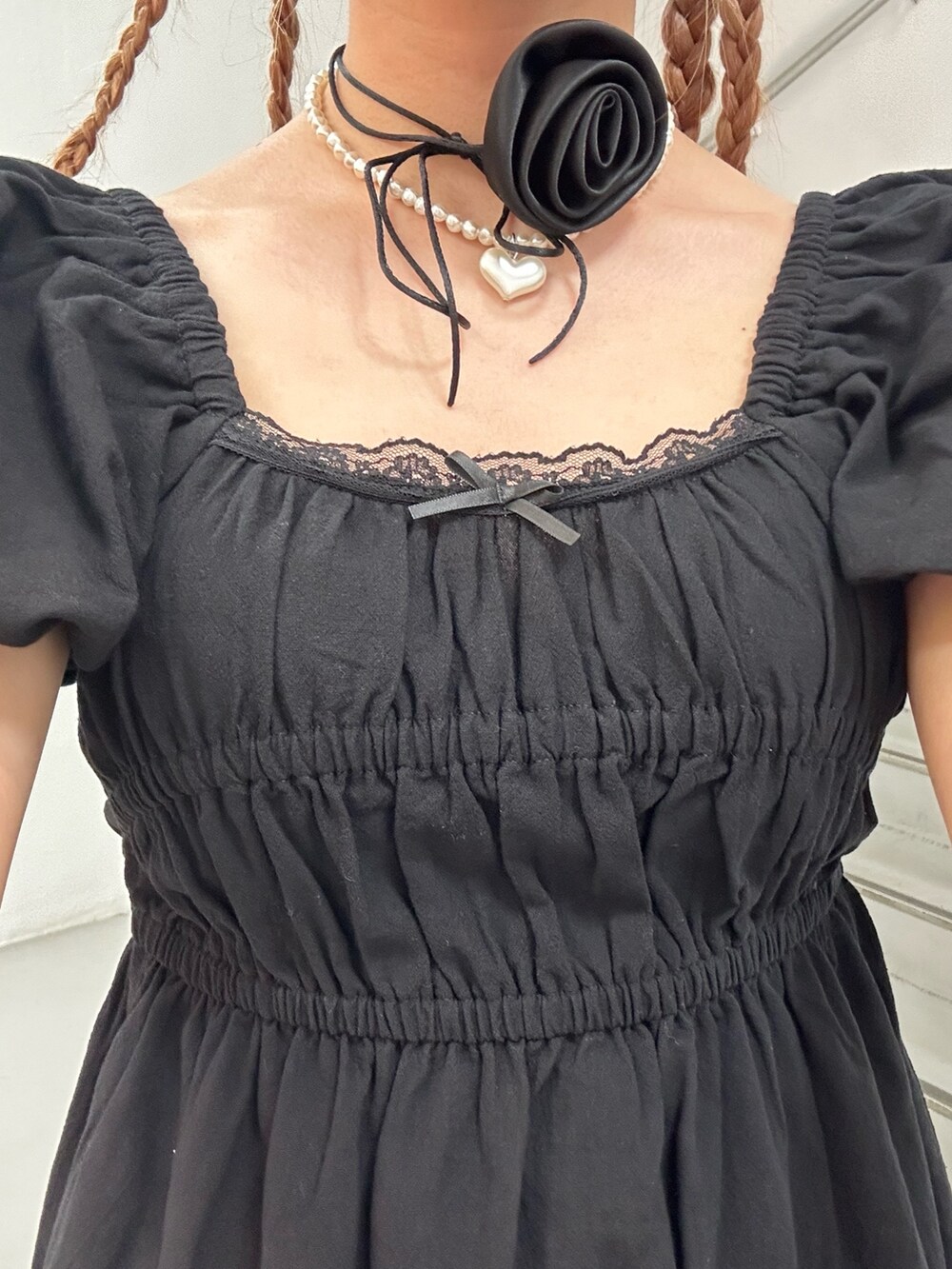 ブラック系のワンピース、ブラック系のサンダル、ブラック系のチョーカーを着用したレディースの夏コーディネートの7枚目の写真