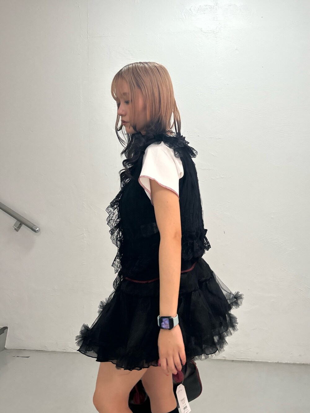 ブラック系のTシャツ/カットソー、ブラック系のスカート、ブラック系のボストンバッグを着用したレディースの夏コーディネートの5枚目の写真