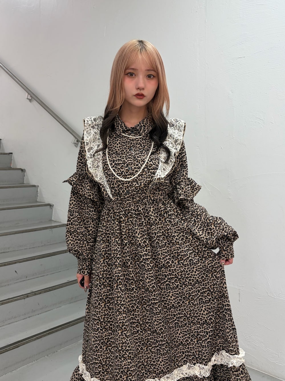 ブラウン系のワンピース、ブラック系のブーツ、ホワイト系のネックレスを着用したレディースの秋コーディネートの4枚目の写真