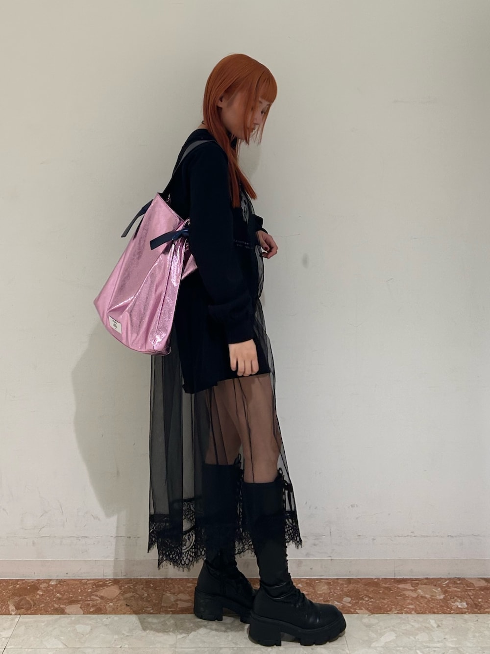 ブラック系のワンピース、ピンク系のトートバッグ、ブラック系のチョーカーを着用したレディースの春コーディネートの2枚目の写真