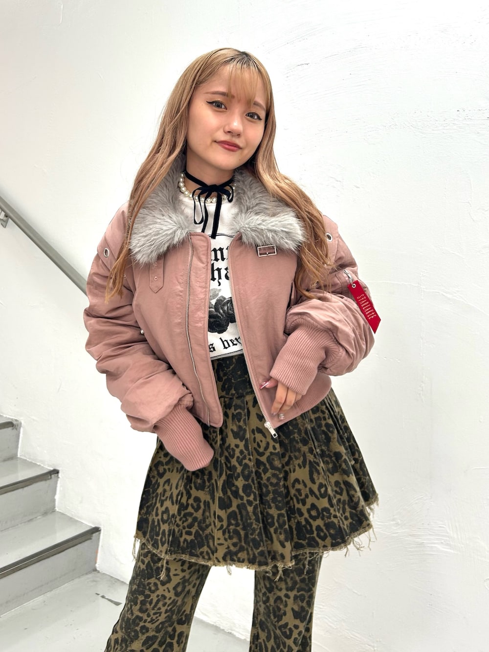 ピンク系のMA-1、ブラウン系のその他パンツ、ホワイト系のTシャツ/カットソーを着用したレディースの秋コーディネートの4枚目の写真