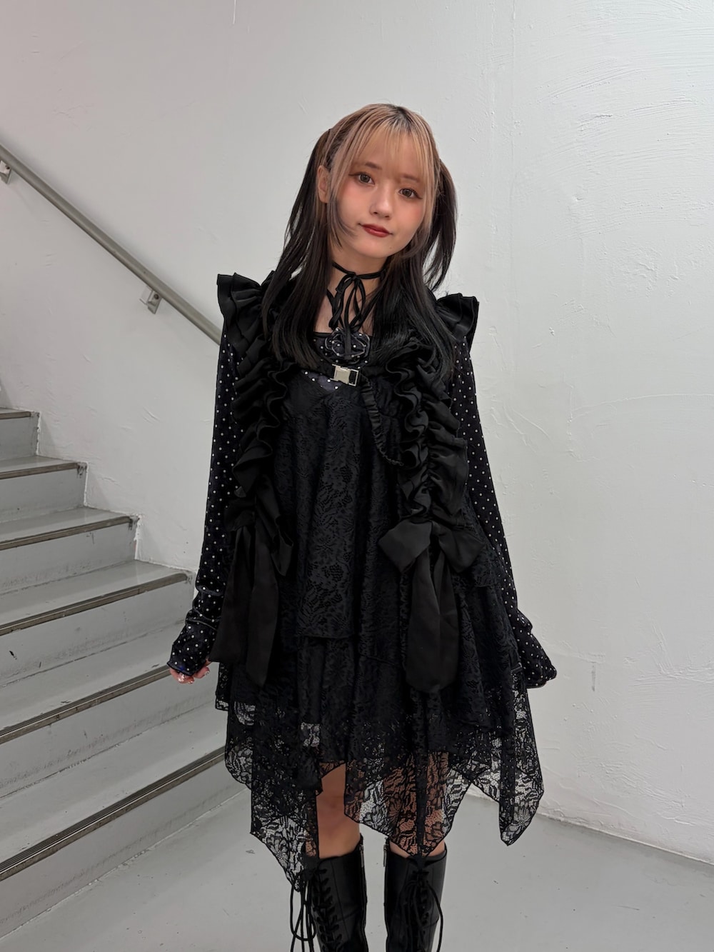 ブラック系のワンピース、ブラック系のTシャツ/カットソーを着用したレディースの冬コーディネートの5枚目の写真