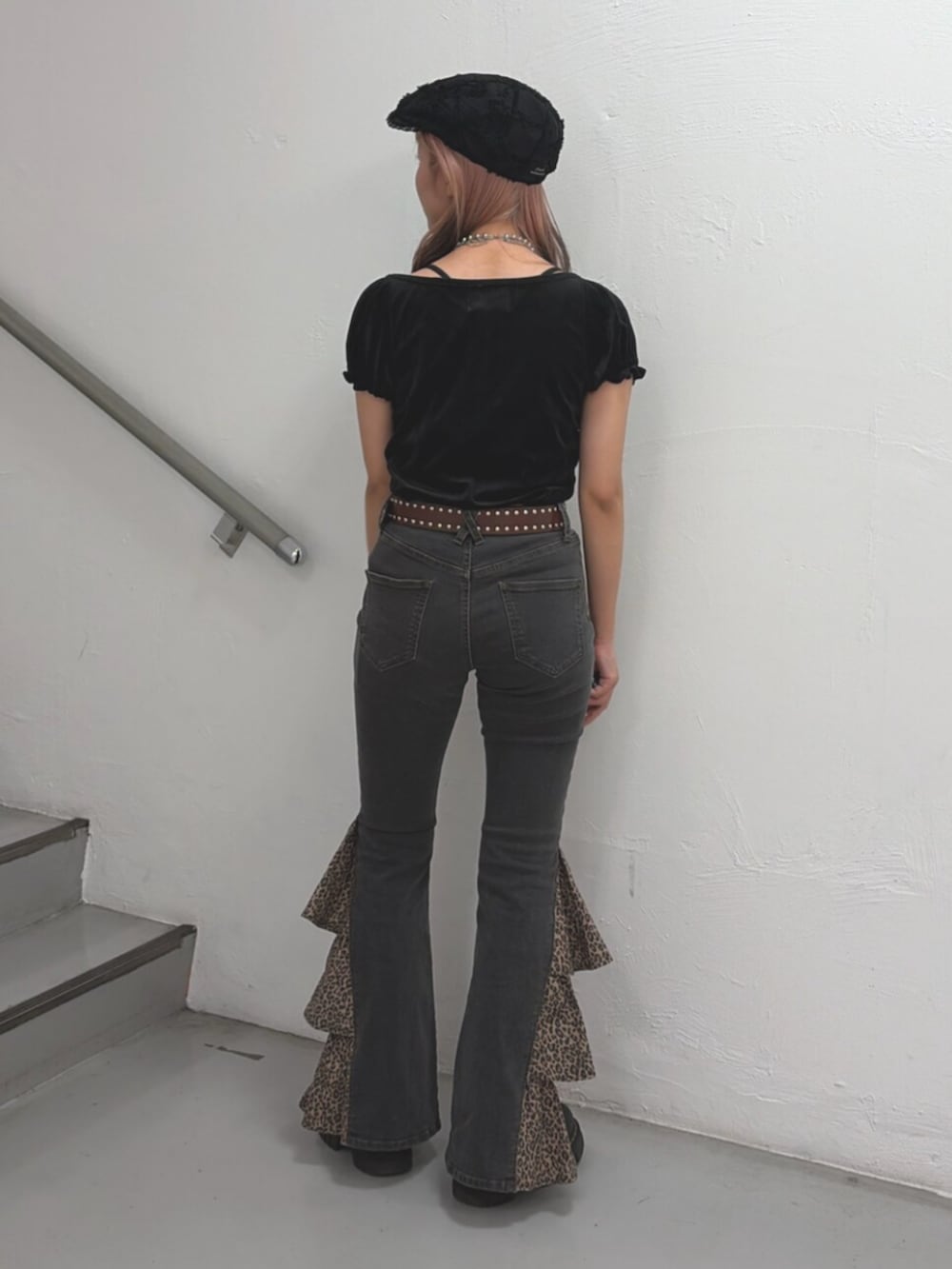 ブラック系のデニムパンツ、ブラック系のTシャツ/カットソー、ブラウン系のベルトを着用したレディースの夏コーディネートの3枚目の写真