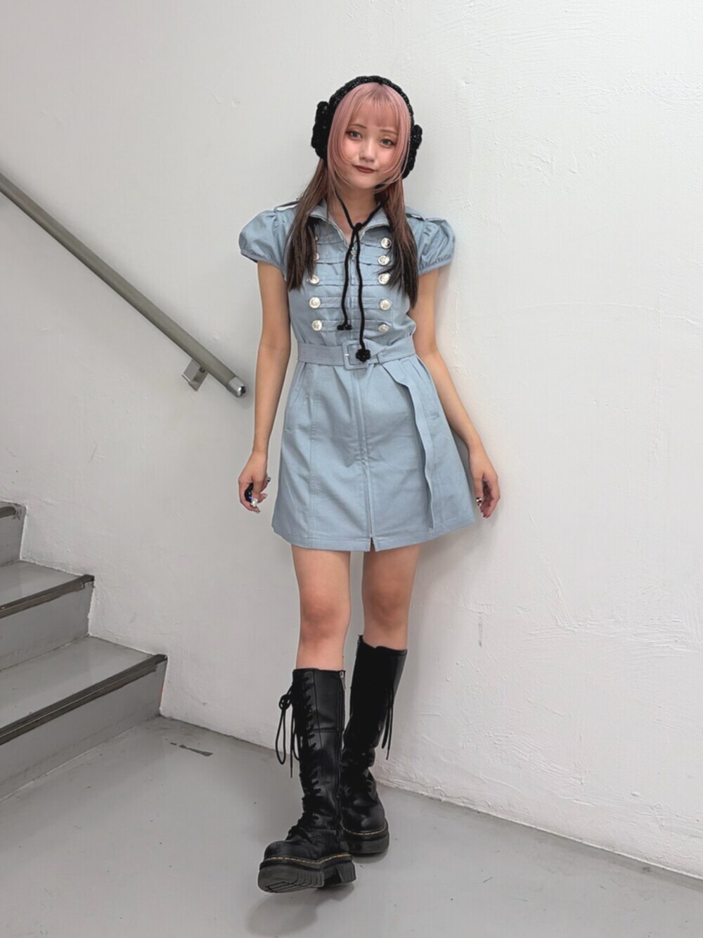 ブルー系のワンピース、ブラック系のヘアバンドを着用したレディースの夏コーディネートの2枚目の写真