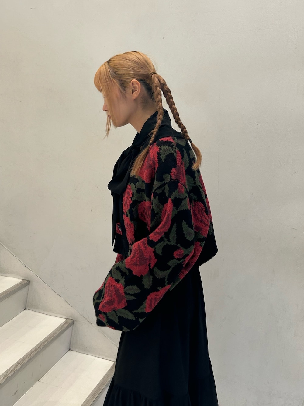 ブラック系のカーディガン/ボレロ、ブラック系のワンピースを着用したレディースの春コーディネートの5枚目の写真