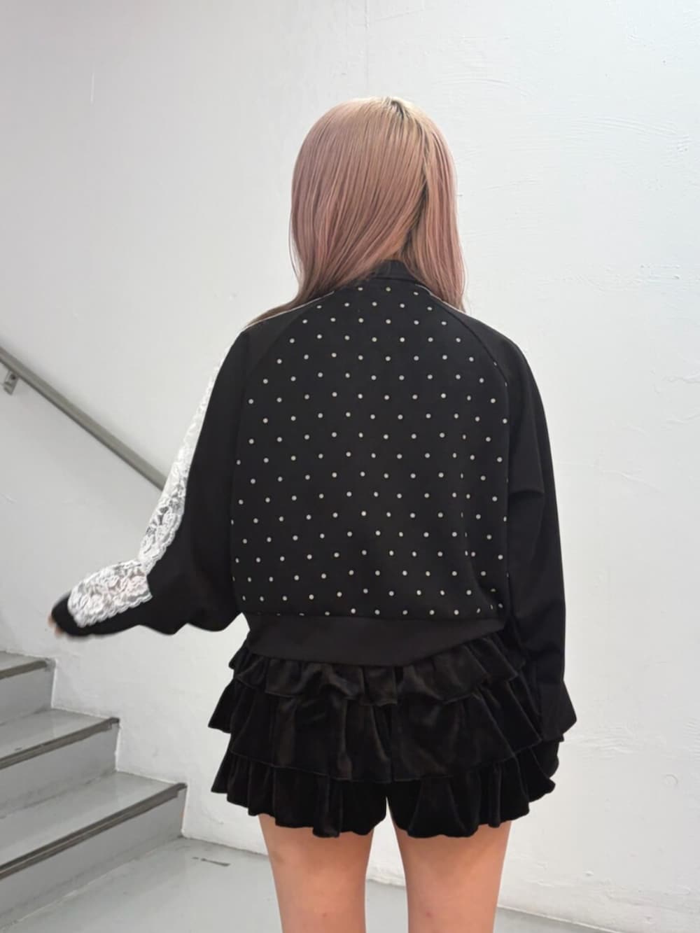 ブラック系のスカート、ブラック系のTシャツ/カットソー、ブラック系のブーツを着用したレディースの夏コーディネートの7枚目の写真
