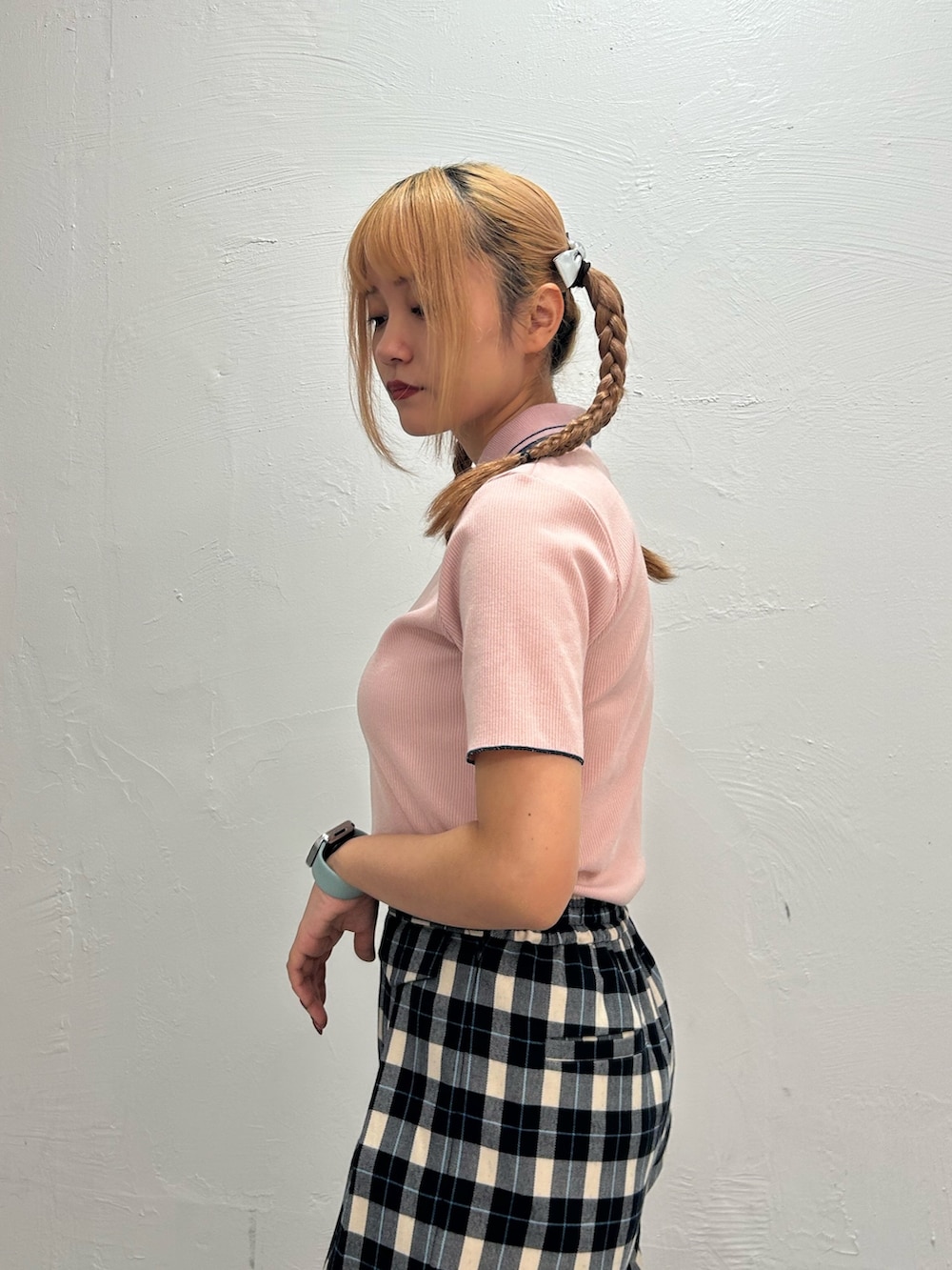 ピンク系のポロシャツ、その他のスラックス、ブラック系のバレエシューズを着用したレディースの春コーディネートの6枚目の写真