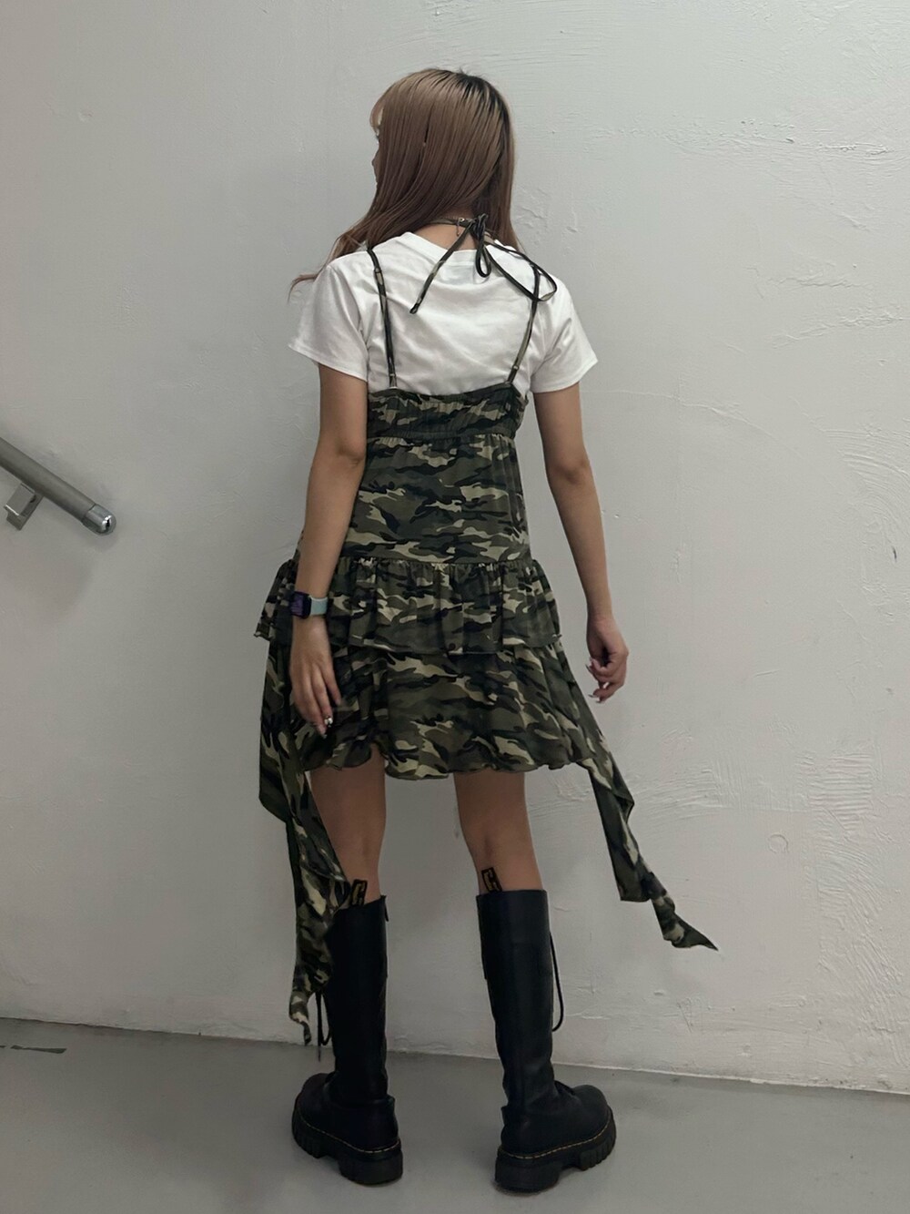 ホワイト系のTシャツ/カットソー、グリーン系のワンピース、シルバー系のチョーカーを着用したレディースの夏コーディネートの3枚目の写真