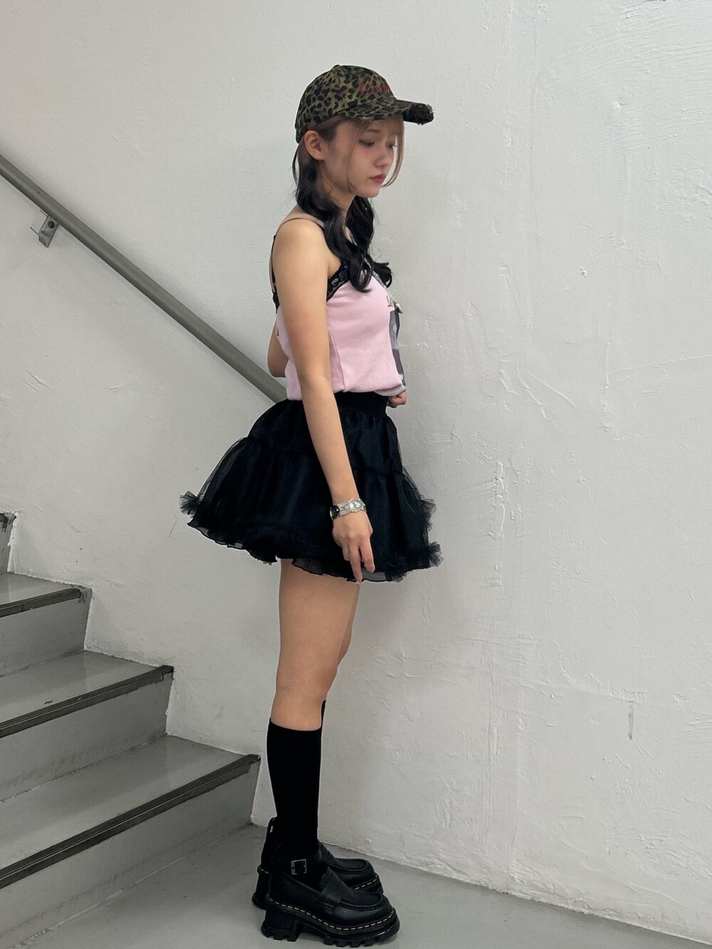 ピンク系のワンピース、ブラック系のスカート、シルバー系のネックレスを着用したレディースの夏コーディネートの4枚目の写真