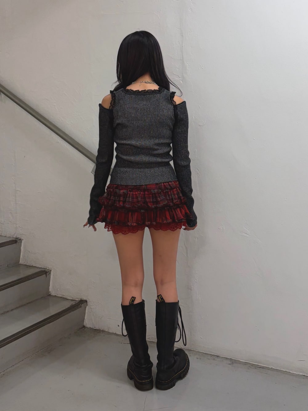 ブラック系のニット/セーター、レッド系のその他パンツ、シルバー系のネックレスを着用したレディースの秋コーディネートの2枚目の写真