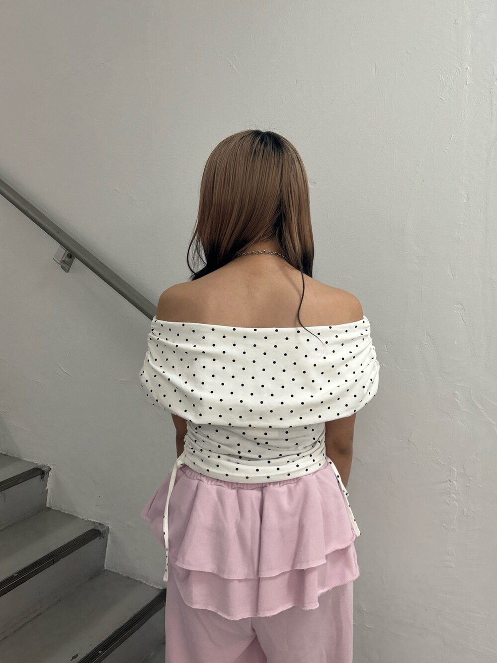 ホワイト系のTシャツ/カットソー、ピンク系のスウェットパンツ、ブラック系のネックレスを着用したレディースの夏コーディネートの7枚目の写真
