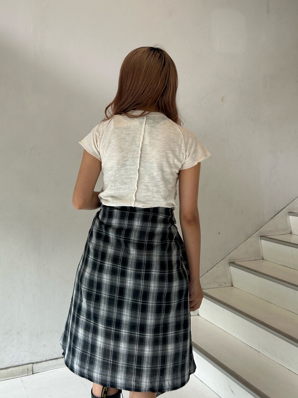 ホワイト系のTシャツ/カットソー、ブラック系のシャツ/ブラウス、ブルー系のスカートを着用したレディースの夏コーディネートの6枚目の写真