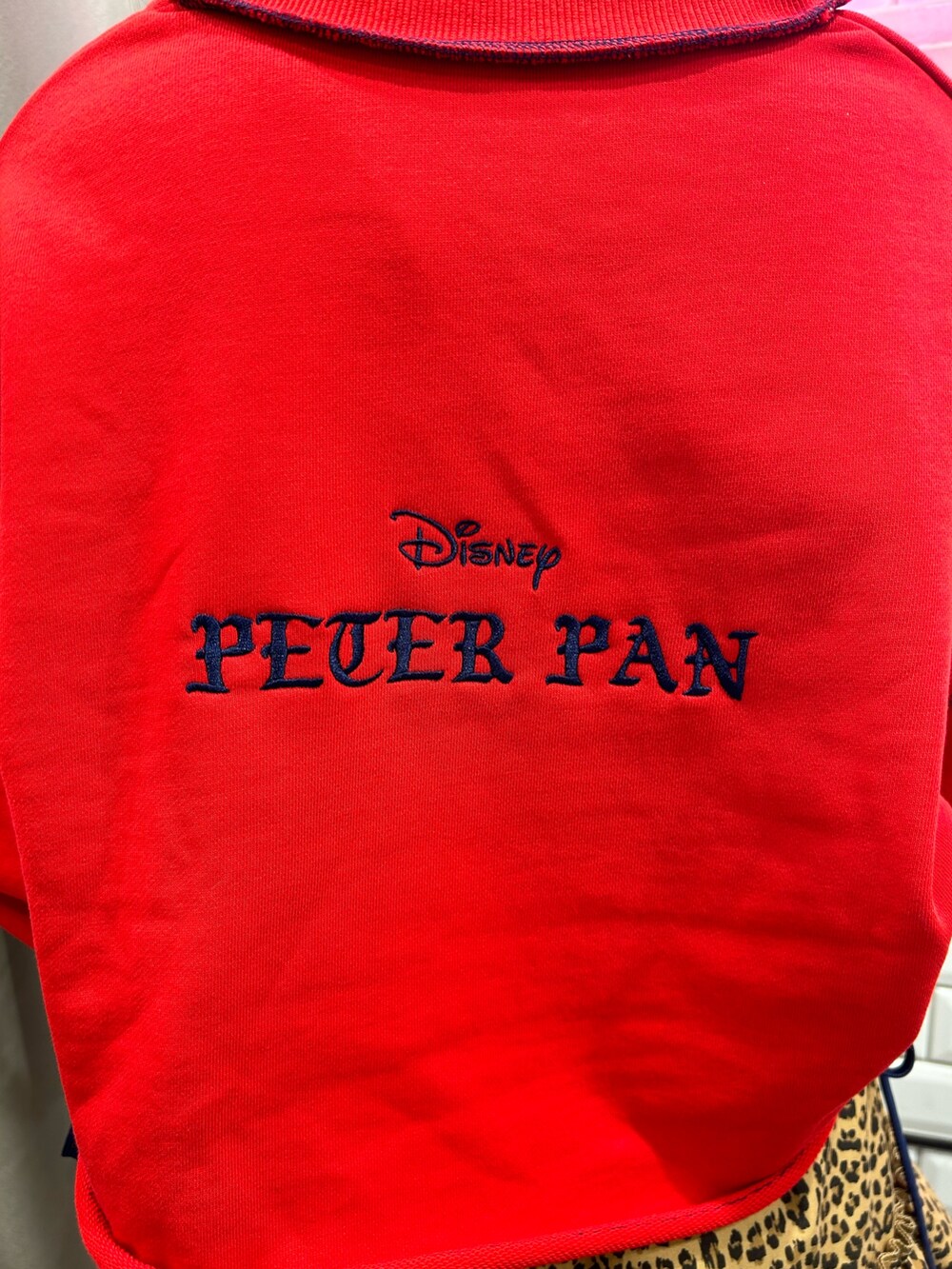 レッド系のスウェット、ブラウン系のスカート、ブラック系のバレエシューズを着用したレディースの夏コーディネートの8枚目の写真