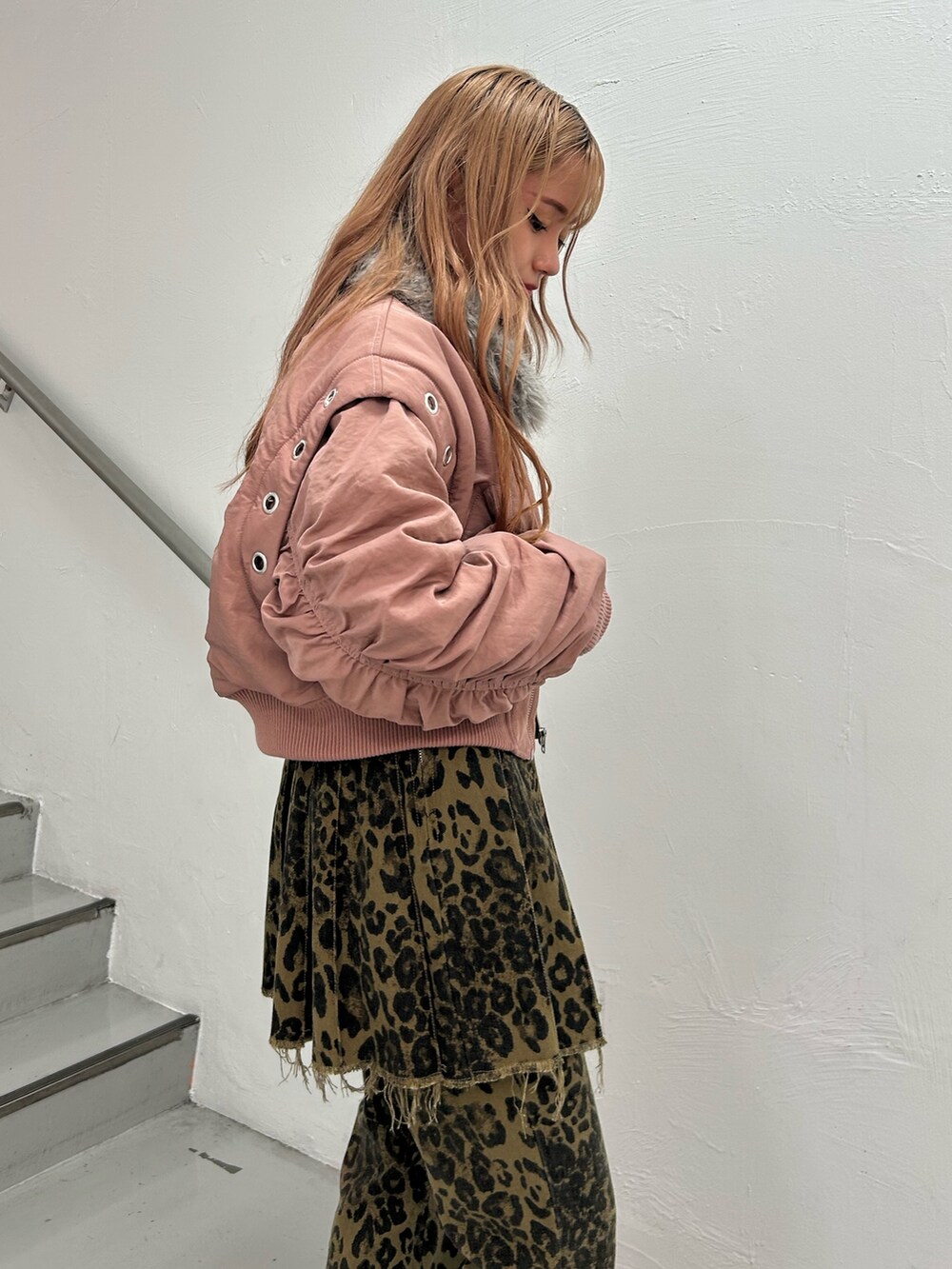 ピンク系のMA-1、ブラウン系のその他パンツ、ホワイト系のTシャツ/カットソーを着用したレディースの秋コーディネートの5枚目の写真