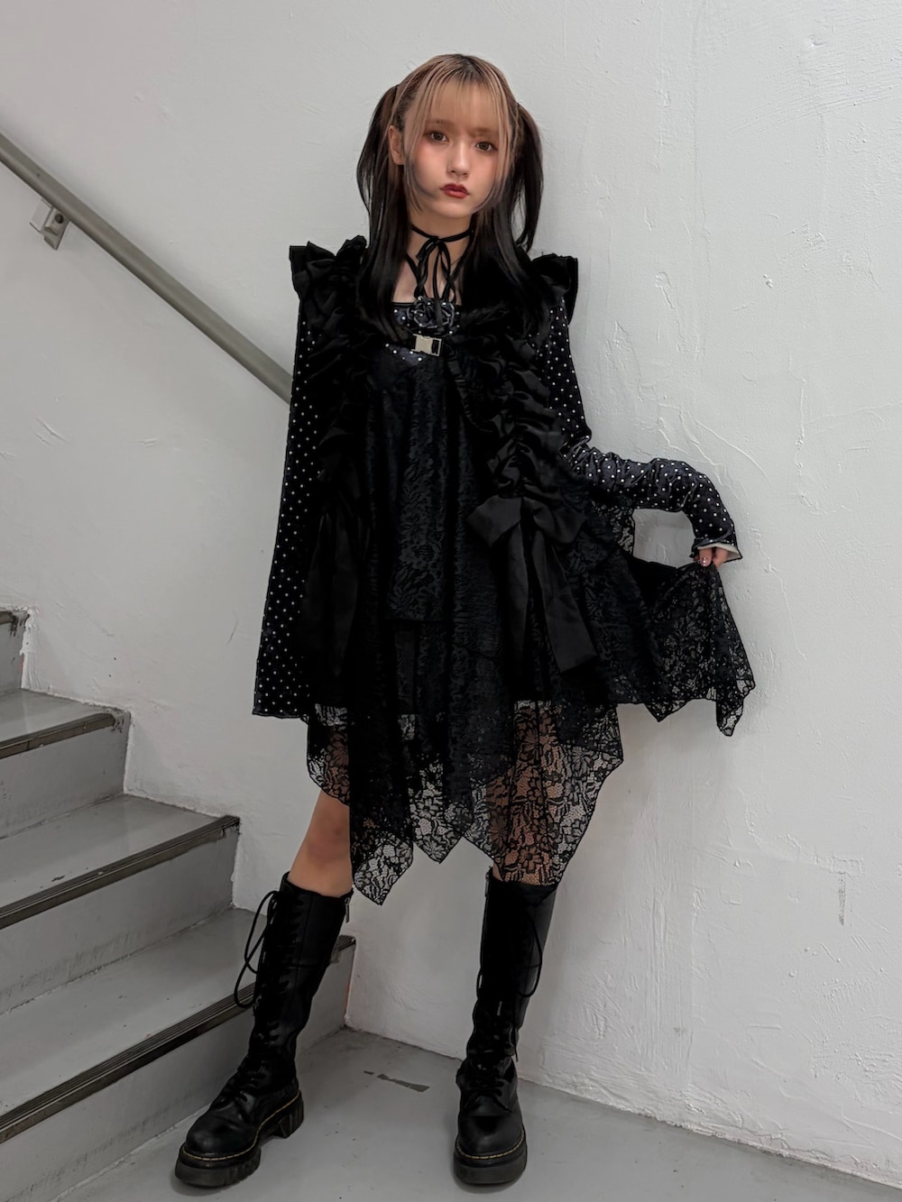 ブラック系のワンピース、ブラック系のTシャツ/カットソーを着用したレディースの冬コーディネートの2枚目の写真