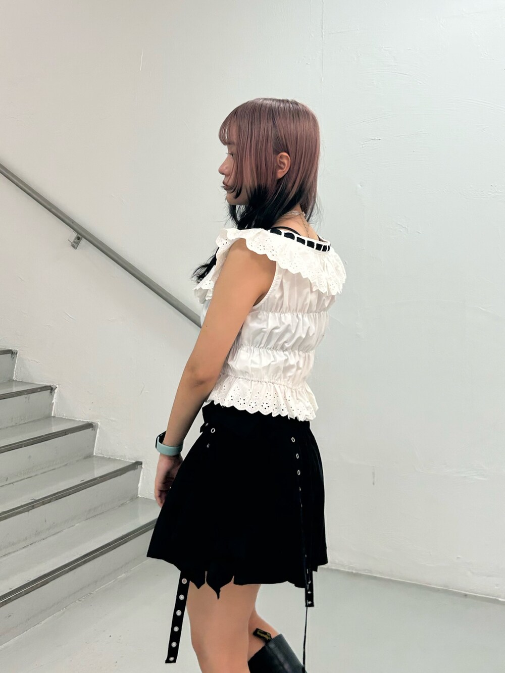 ホワイト系のシャツ/ブラウス、ブラック系のスカート、その他のネックレスを着用したレディースの夏コーディネートの5枚目の写真