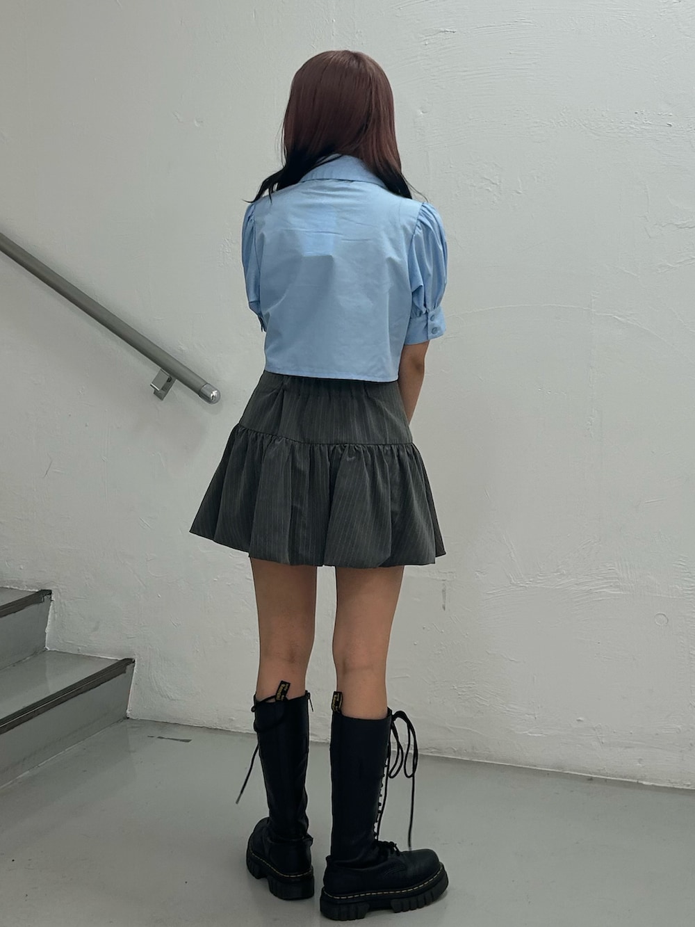 ブルー系のシャツ/ブラウス、グレー系のスカート、ホワイト系のチョーカーを着用したレディースの夏コーディネートの3枚目の写真