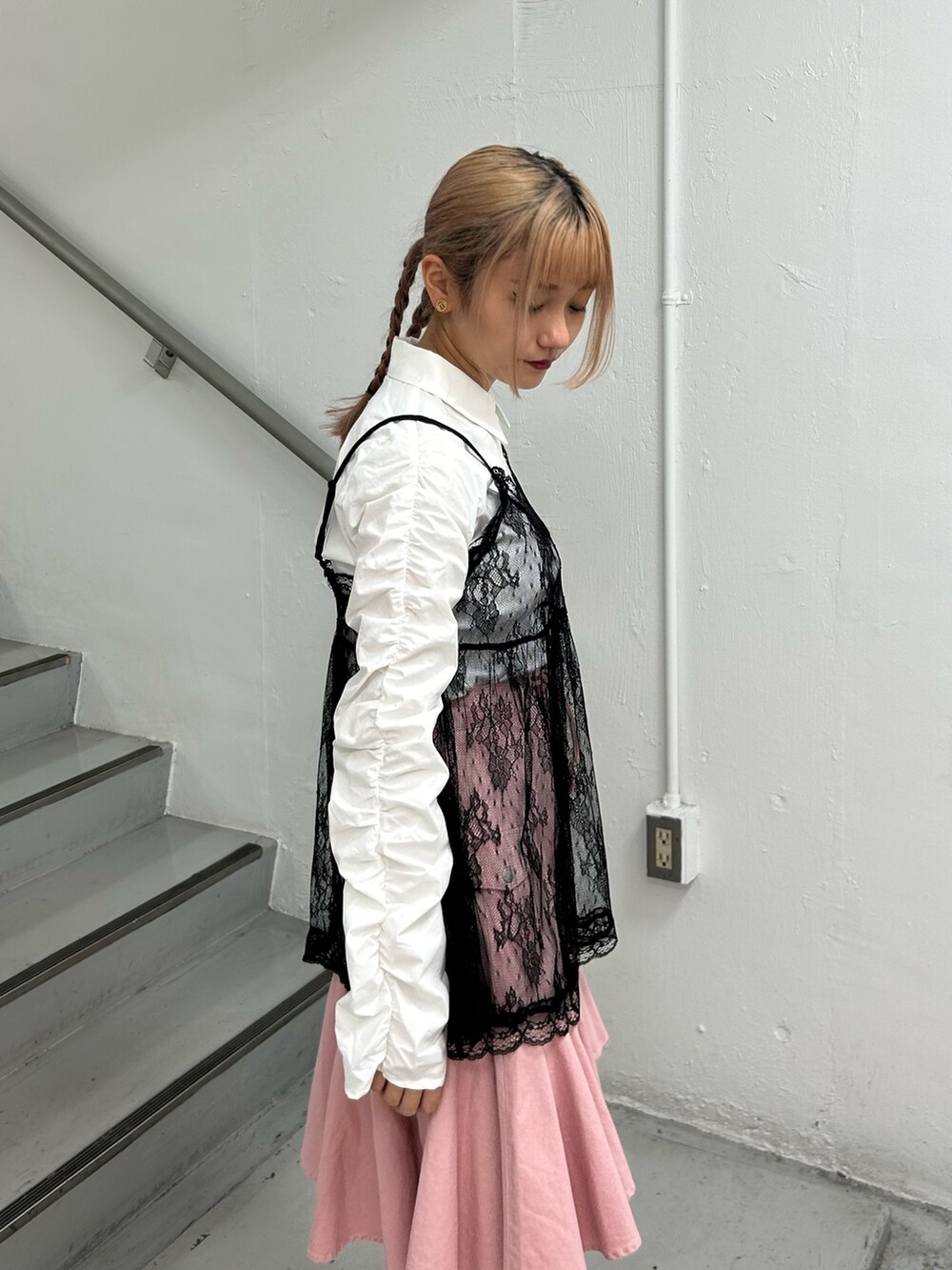ホワイト系のシャツ/ブラウス、ブラック系のキャミソール、ピンク系のスカートを着用したレディースの冬コーディネートの5枚目の写真