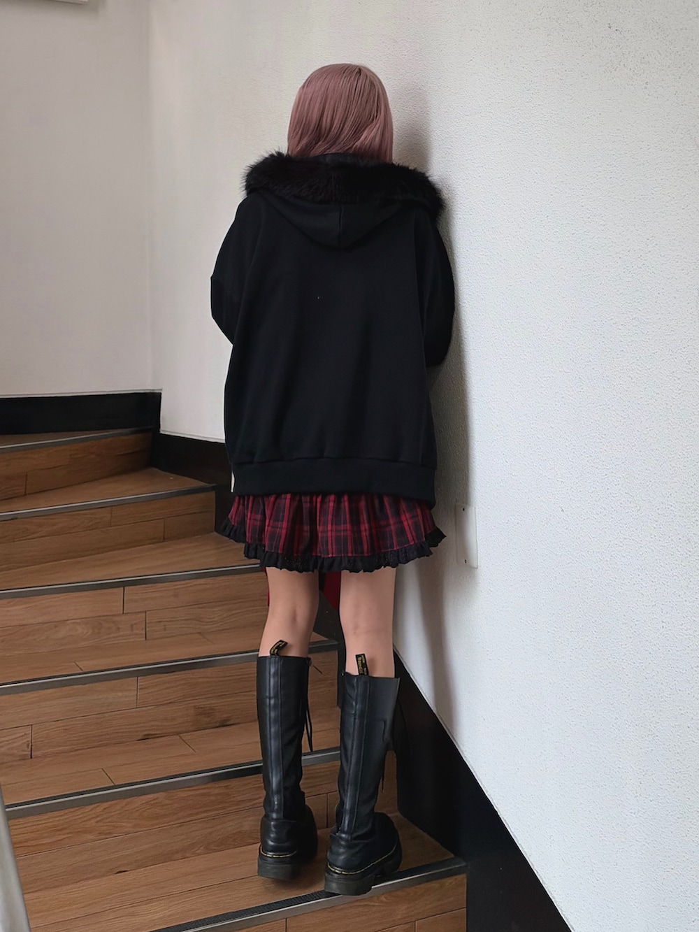 ブラック系のパーカー、レッド系のワンピース、レッド系のトートバッグを着用したレディースの秋コーディネートの2枚目の写真