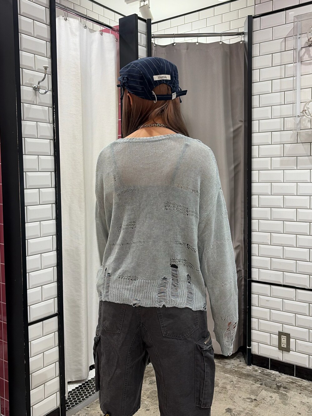 ブルー系のニット/セーター、ブラック系のカーゴパンツ、ブルー系のハンチング/ベレー帽を着用したレディースの冬コーディネートの6枚目の写真