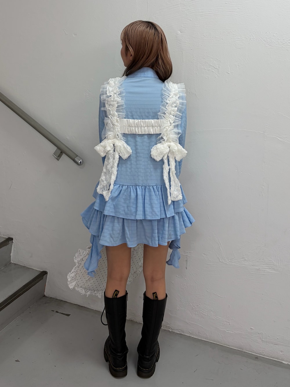 ブルー系のシャツ/ブラウス、ホワイト系のトートバッグ、ホワイト系のベルトを着用したレディースの春コーディネートの3枚目の写真